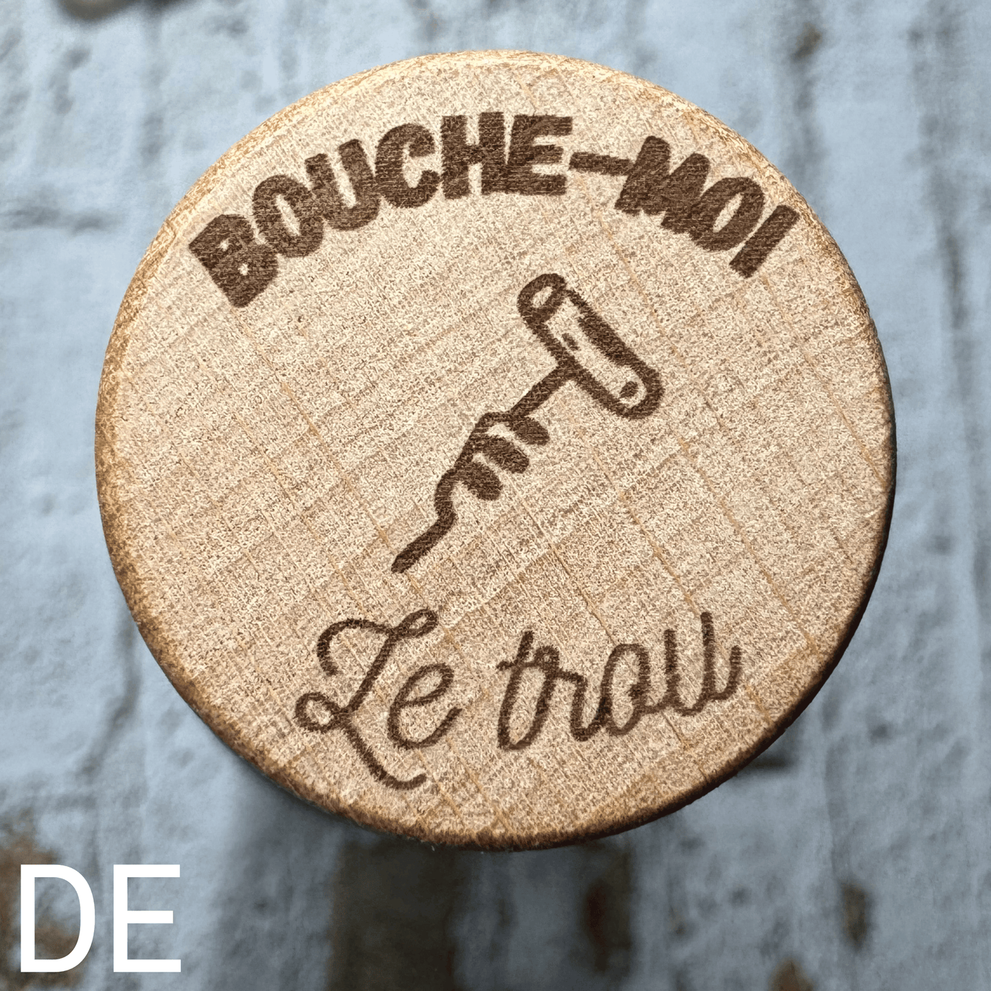 Bouchon en bois gravé - Bouche-moi le trou