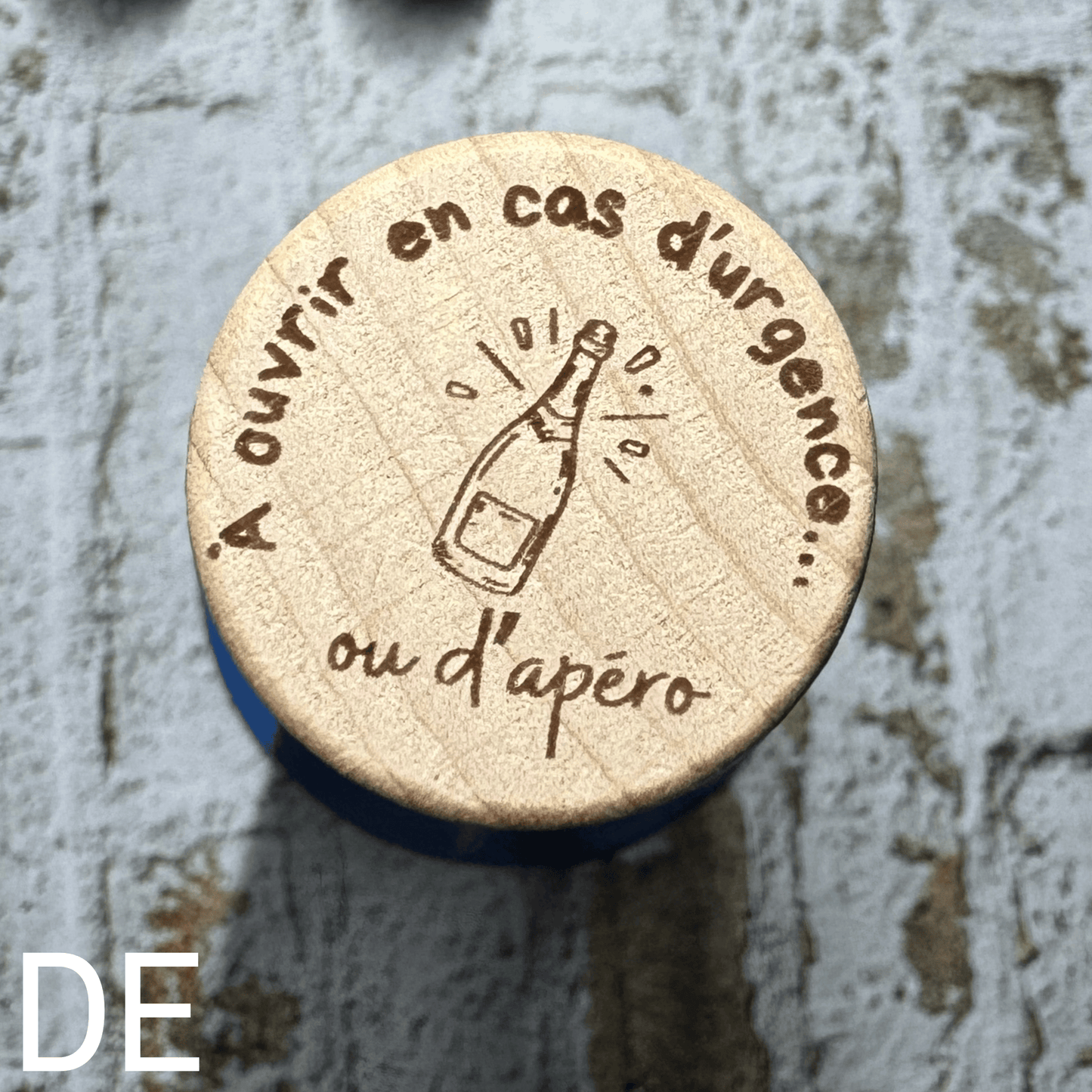 Bouchon en bois gravé - À ouvrir en cas d'urgence ou d'apéro