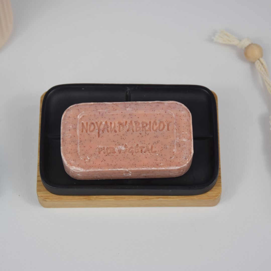 Savon à l'huile d'argan parfumé au noyau d'abricot, vue de haut.
