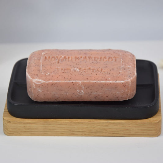 Savon à l'huile d'argan parfumé au noyau d'abricot, vue de trois quarts.