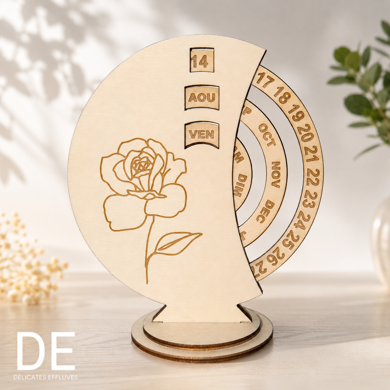 Calendrier perpétuel en bois avec rose gravée – décoration artisanale