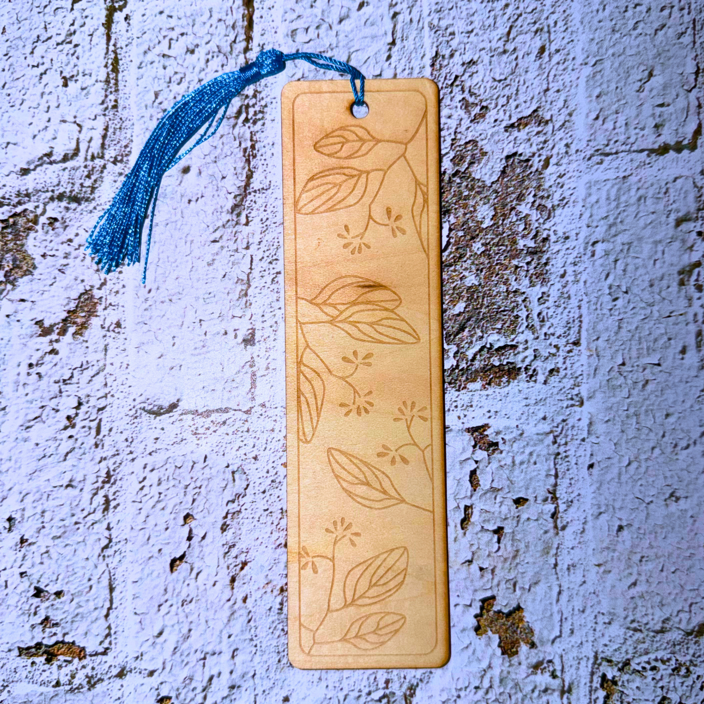 Marque-page en bois feuilles et petites fleurs avec motif floral – Délicates Effluves