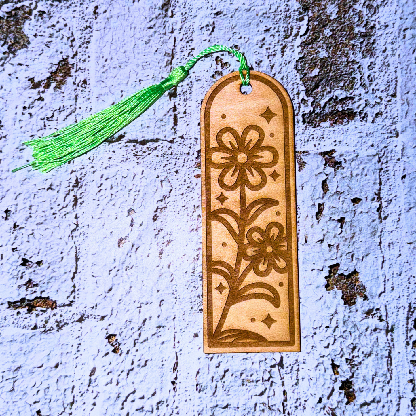 Marque-page en bois marguerite avec motif floral – Délicates Effluves