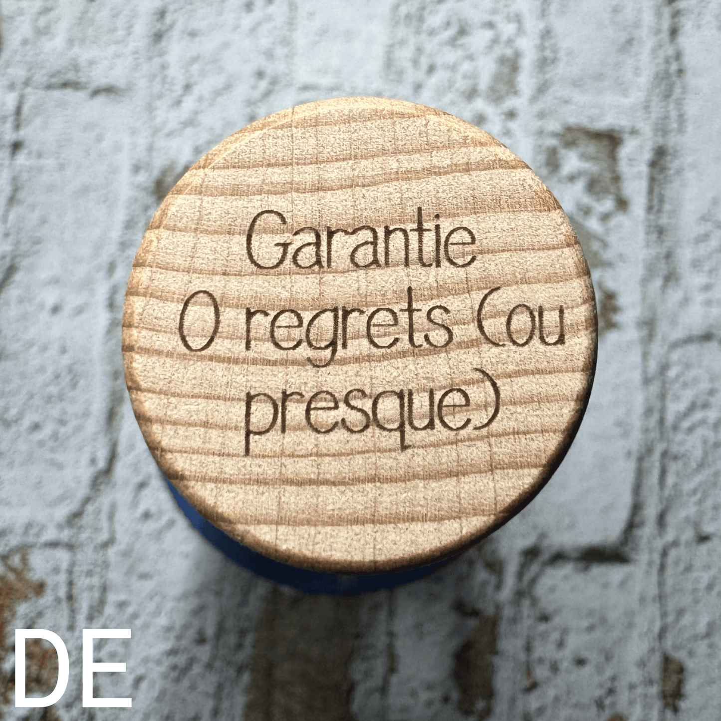 Bouchon en bois gravé - Garantie 0 regrets (ou presque)