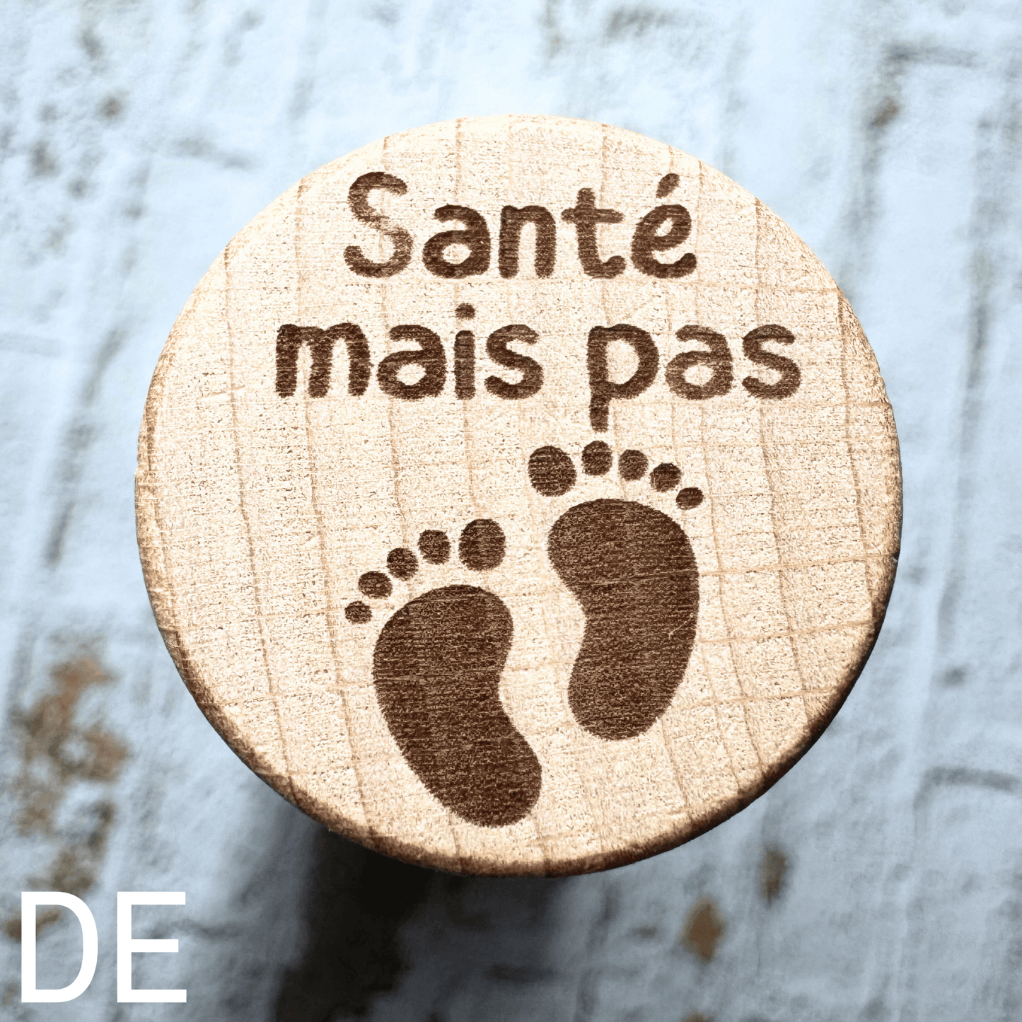 Bouchon en bois gravé - Santé mais pas des pieds