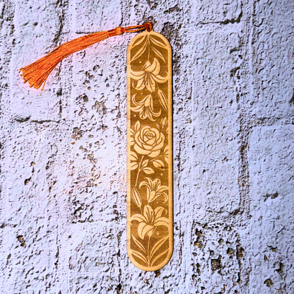 Marque-page en bois rose et fleur de lys  avec motif floral – Délicates Effluves