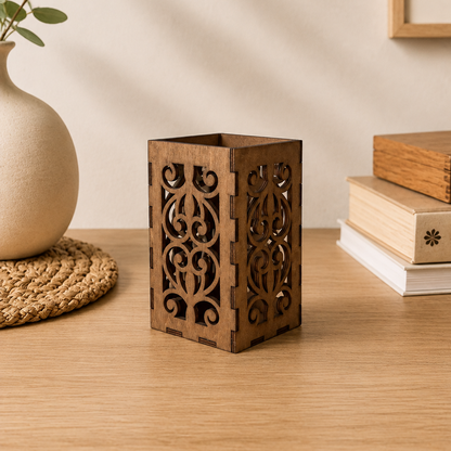 Pot à crayons en bois Volutes avec motif ornemental ajouré découpé au laser