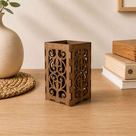 Pot à crayons en bois Volutes avec motif ornemental ajouré découpé au laser